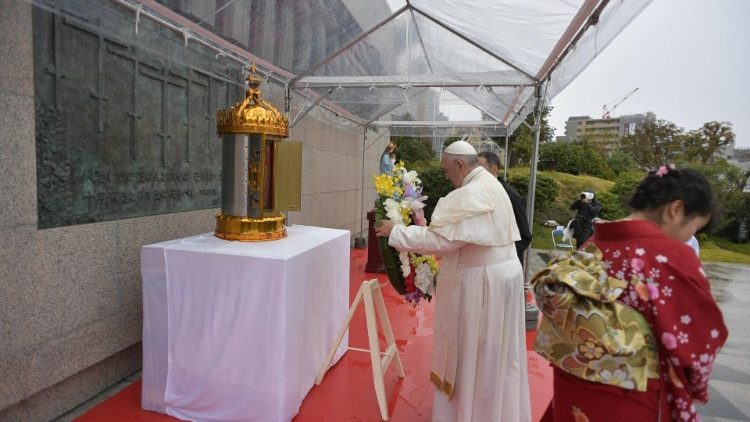 Папа Франциск пред Мемориала на мъченицие св.Павел Мики и 26 негови другари в Нагазаки