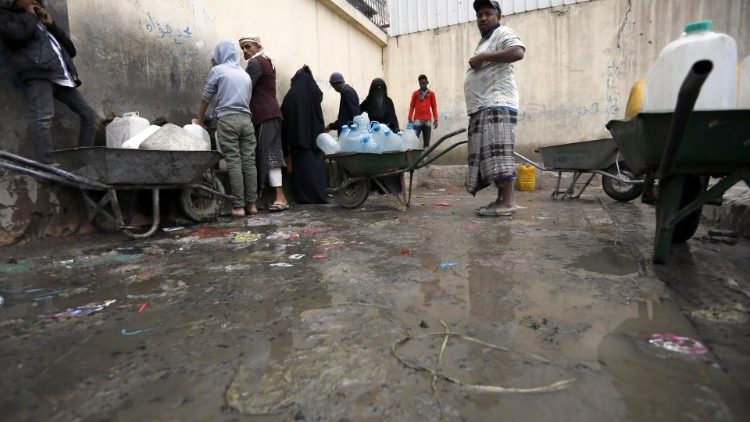 Yemen, in fila per l'acqua potabile