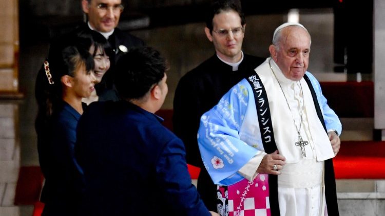 Ferenc pápa a japán fiataloktól egy színes ruhát kapott   