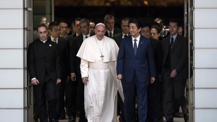 Popiežius Pranciškus ir Japonijos ministras pirmininkas Shinzo Abe 