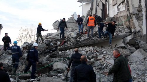 Terremoto na Albânia: vítimas e desabamentos. Procuram-se pessoas desaparecidas