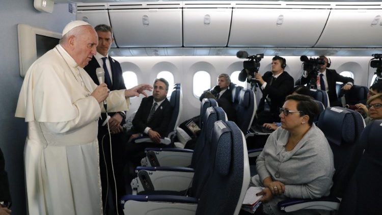 Påven vid presskonferens under flygresan från Tokyo till Rom