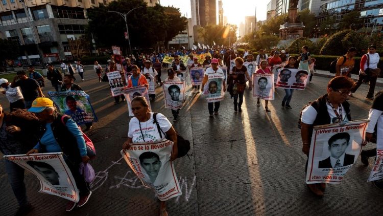 Une marche des parents de 43 étudiants d'Ayotzinapa, enlevés par des cartels, 27 novembre, 2019, à Iguala au Mexique. 