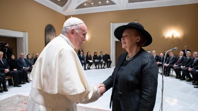 Pāvests Francisks sasveicinās ar bijušo Latvijas Valsts prezidenti 