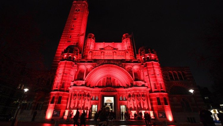 Ilustračná snímka: Westminsterská katedrála v Londýne v červených reflektoroch - iniciatíva ACN z 27. nov. 2019