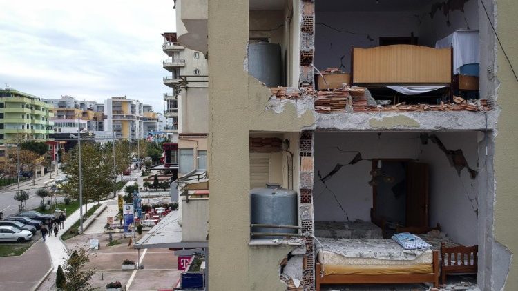 W wyniku trzęsienia ziemi w Albani zginęło co najmniej 40 osób