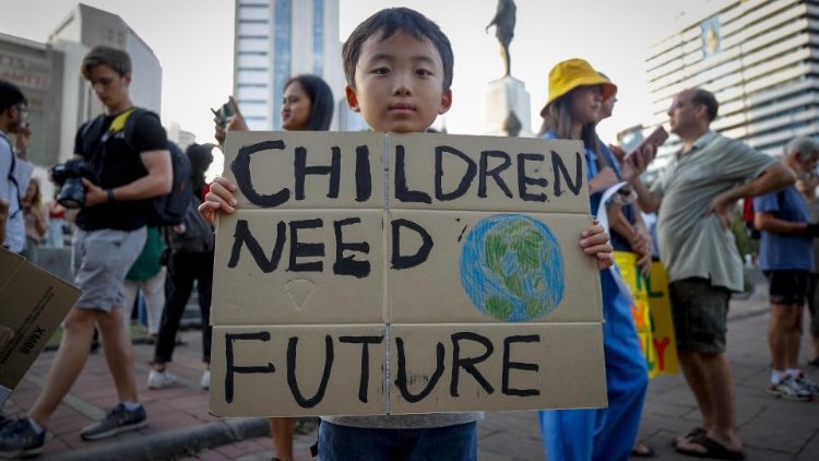 Weltweit demonstrieren junge Menschen rund um die Weltklimakonferenz - wie hier in Bangkok