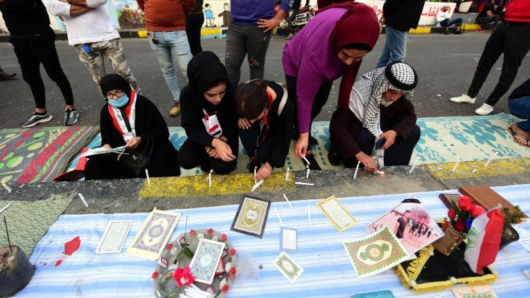 Иракски жени се молят за жертвите на протестите на площад Тахрир в Багдад