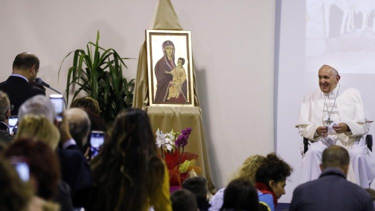 Папа падчас візіту ў рымскі "Caritas"