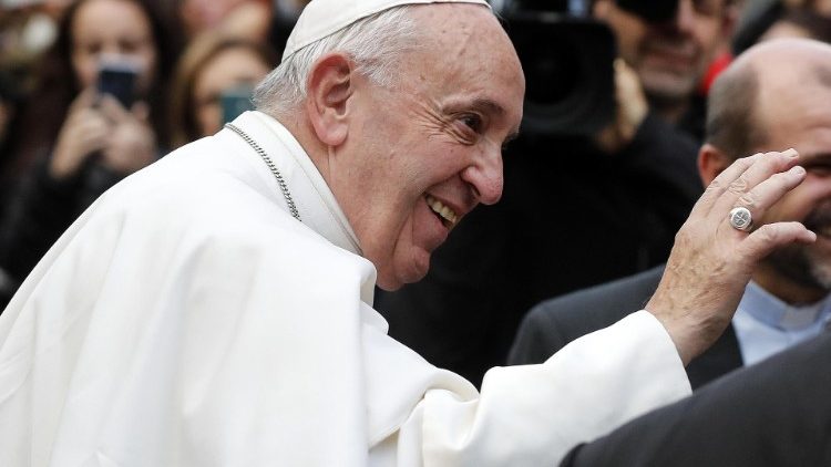 البابا يعرب عن قربه من الشعب العراقي