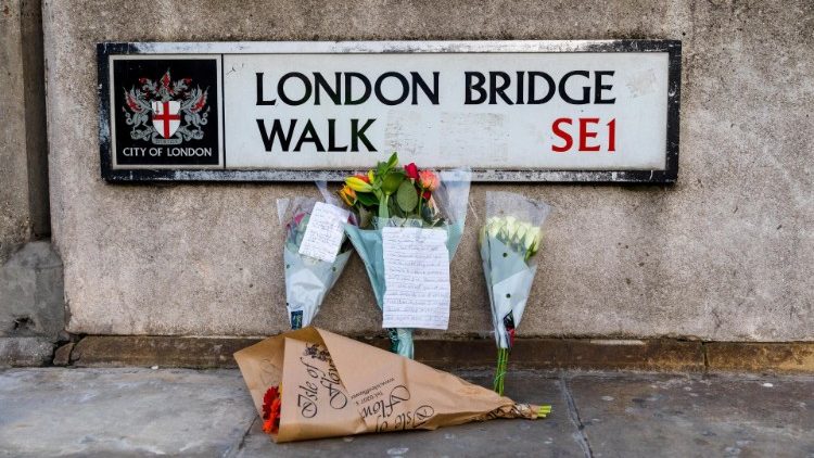 Fiori nel luogo dove due civili sono stati accoltellati a morte il 29 novembre - Londra