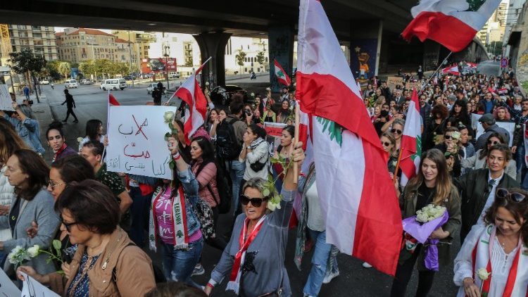 Des chrétiens et des chiites libanais manifestent ensemble dans les rues de Beyrouth, le 30 novembre 2019. 