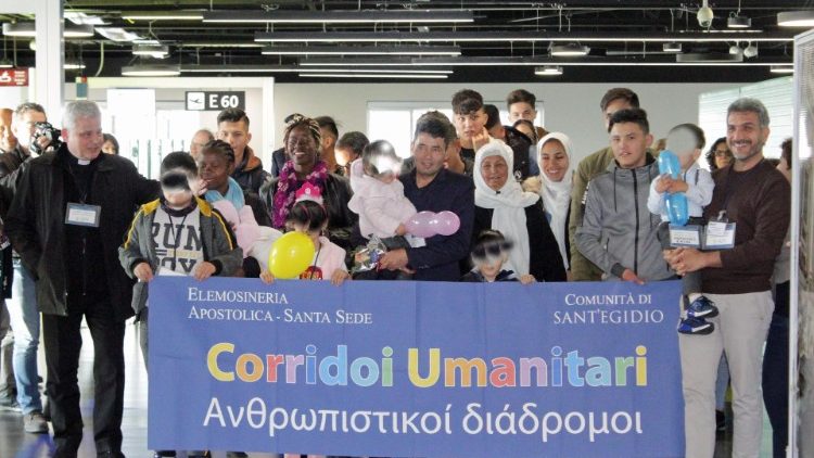 Grupo de refugiados no aeroporto