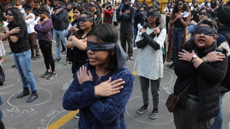 नई दिल्ली में महिलाओं के खिलाफ हिंसा को समाप्त करने हेतु प्रदर्शन 