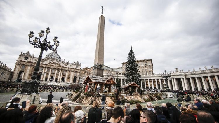 La place Saint-Pierre bondée lors de l'Angélus du Pape François, dimanche 8 décembre 2019, solennité de l'Immaculée Conception. 
