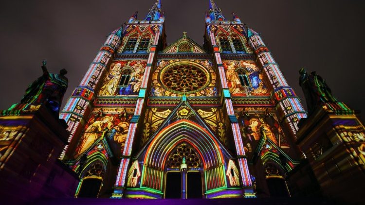 Sidnejas katedrāle Ziemassvētku izgaismojumā