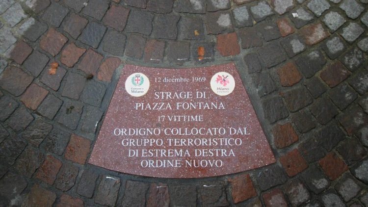 Le formelle a piazza Fontana in memoria delle vittime delle strage