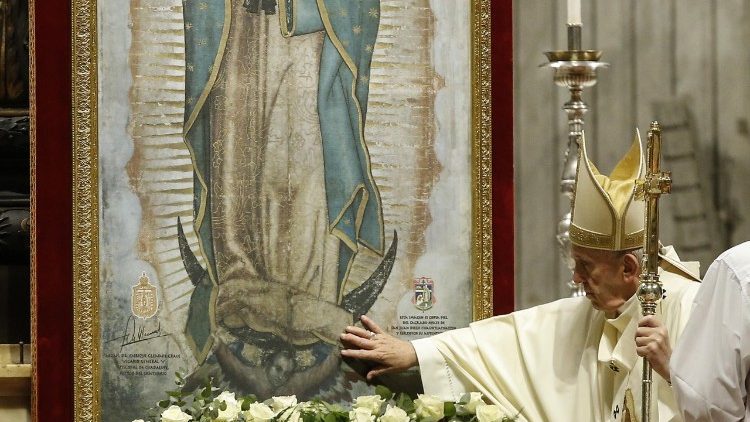 Papa Francesco davanti all'immagine della Vergine di Guadalupe