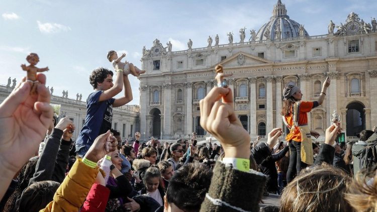 Папа Франциск благославя статуйките на Младенеца, 15 декември 2019