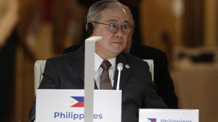 Der philippinische Außenminister Teodoro Locsin in Mardid trauert