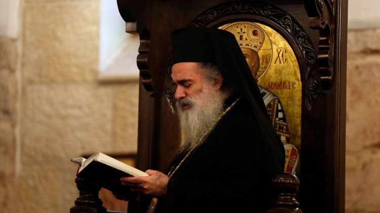 Sacerdote greco-ortodoxo reza na Igreja de Santa Bárbara