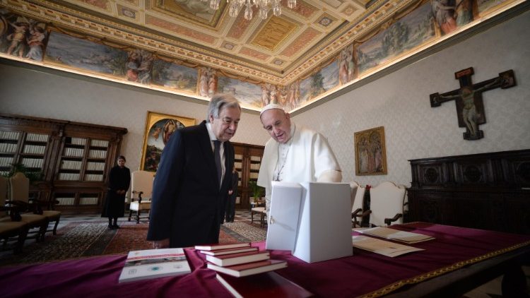  Papa në  takimin me Guterres