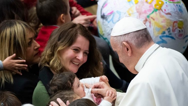 البابا فرنسيس يستقبل موظفي دولة حاضرة الفاتيكان لتبادل التهاني بعيد الميلاد المجيد 21 كانون الأول ديسمبر 2019 