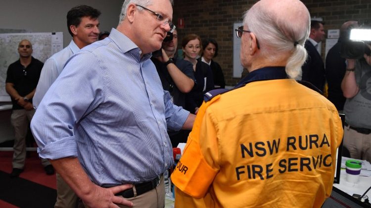 Le Premier ministre Scott Morisson (à gauche) visite un centre de contrôle d'urgence engagé dans la lutte contre les incendies, à Sydney, le 22 décembre 2019