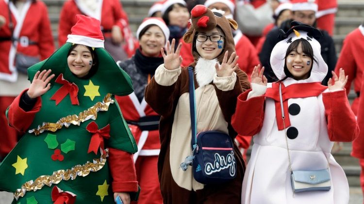 Tokija. Ziemassvētku skriešanas sacensībās 23. decembrī