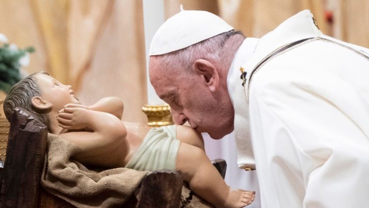 संत पापा फ्राँसिस बालक येसु का चुम्मन करते हुए