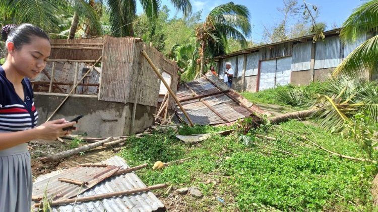 Destruição depois do ciclone nas Filipinas