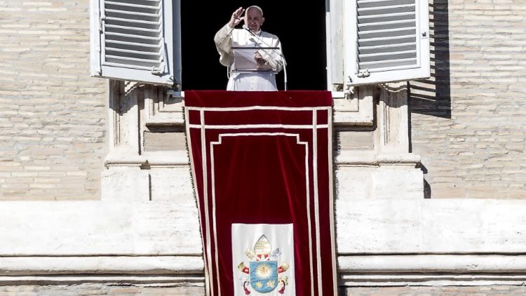 Papa Francisco desde el Balcón del Palacio Apostólico. 