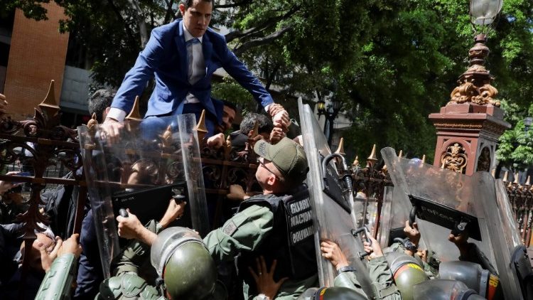 Guaidó intenta ingresar en el Parlamento