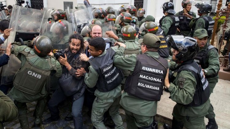 Biskupi Wenezueli: w kraju panuje zinstytucjonalizowana przemoc 