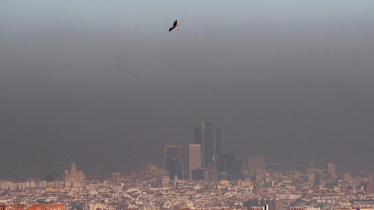 Madrid, una veduta della città coperta dallo smog