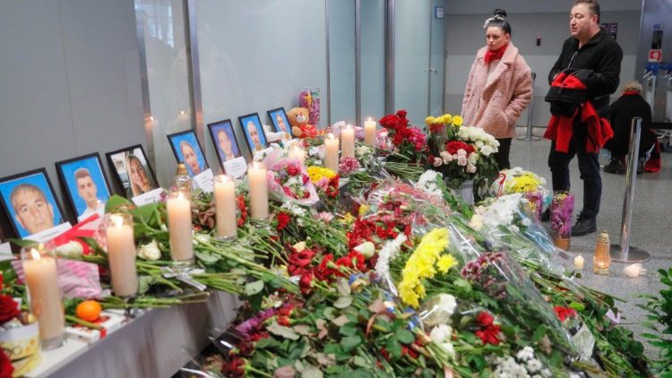 यूक्रेन के यात्री विमान हादसे में मरे लोगों के प्रति श्रद्धांजलि