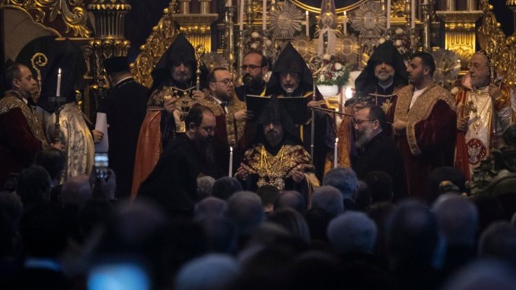 Момент от церемонията по интронизацията на новия Арменски патриарх на Истанбул