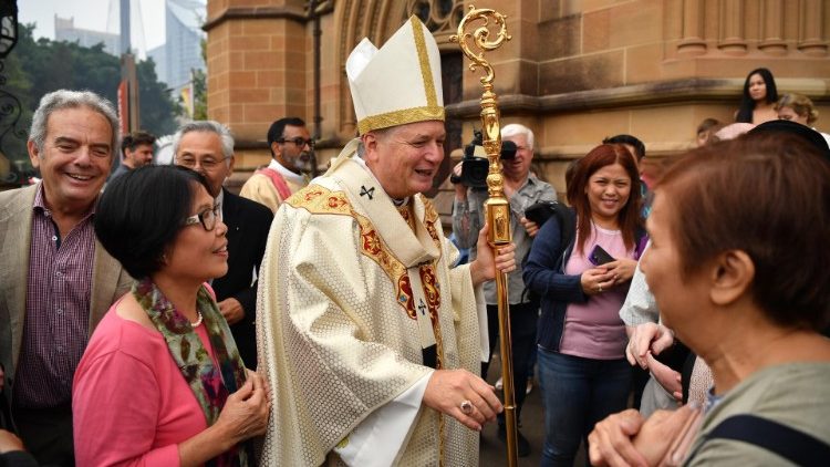 Mgr Anthony Fisher saluant des fidèles à la sortie d'une messe à la cathédrale de Sydney, le 12 janvier 2020.