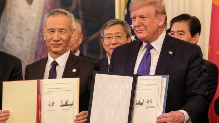 Il presidente Usa Trump e il vice-presidente cinese Liu He mostrano le firme sull'accordo commerciale