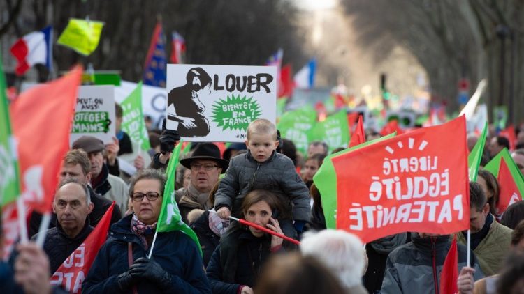 Paryż: kolejna demonstracja przeciw in vitro bez ojca