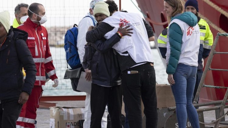 Lo sbarco a Taranto dei migranti a bordo della Ocean Viking