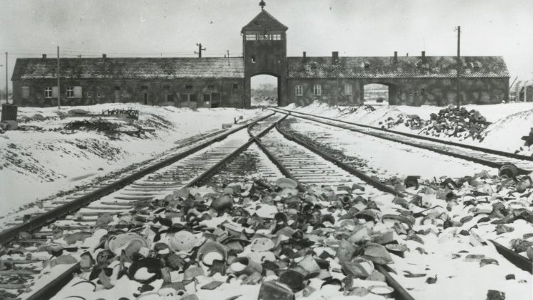 Pogled na tzv. "Vrata smrti" koja vode u koncentracijski logor Auschwitz - Birkenau (fotografija iz 1945. godine)