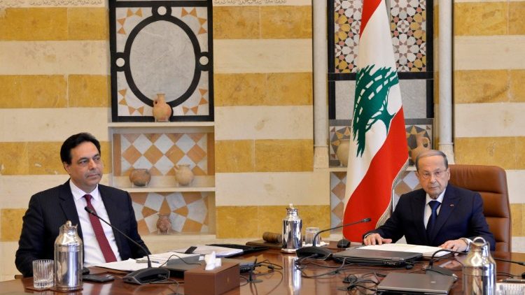 Hassan Diab miniszterelnök és Michel Aoun államfő
