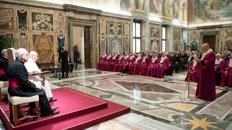 El Santo Padre recibe en audiencia al Tribunal de la Rota Romana.