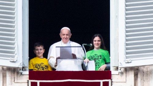 Дитяче послання миру з вікна папського кабінету: Рим волає про мир