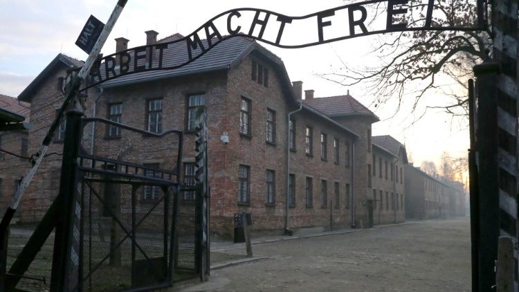  Nacistično taborišče Auschwitz-Birkenau je osvobodila ruska Rdeča armada 27. januarja 1945