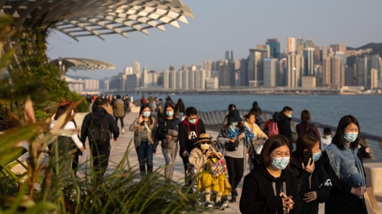 Des Hongkongais portant des masques sur le front de mer Tsim Sha Tsui, le 29 janvier 2020.
