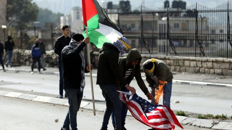 Des Palestiniens brûlant le drapeau américain, le 29 janvier 2019, à Bethléem. 