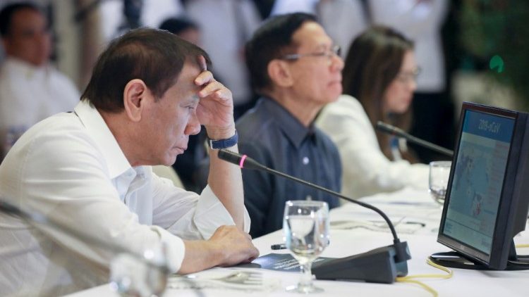 Präsident Duterte (links)