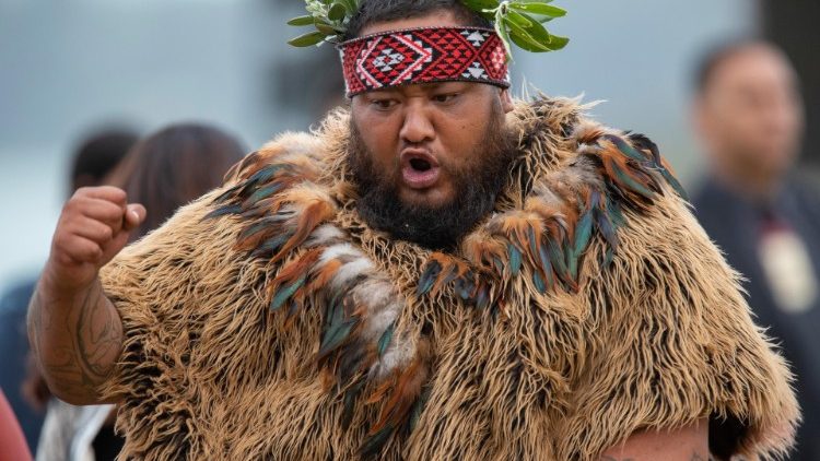 Na foto, um representante dos povos Maoris. Originários da Polinésia, eles chegaram à Nova Zelândia no século IX